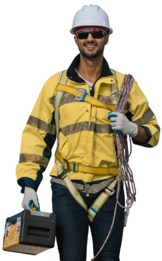 Trabajador de construcción sonriente, vestido con chaqueta amarilla de seguridad y casco, sosteniendo una caja de herramientas y una cuerda, preparado para realizar tareas en altura.